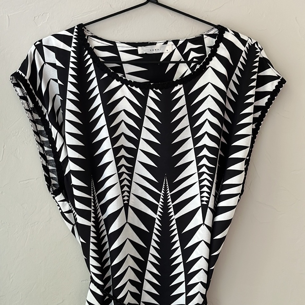 LUNA ABSTRACT BLACK AND WHITE FRINGE DRESS WITH TASSEL TIES M - Picture 2 of 6